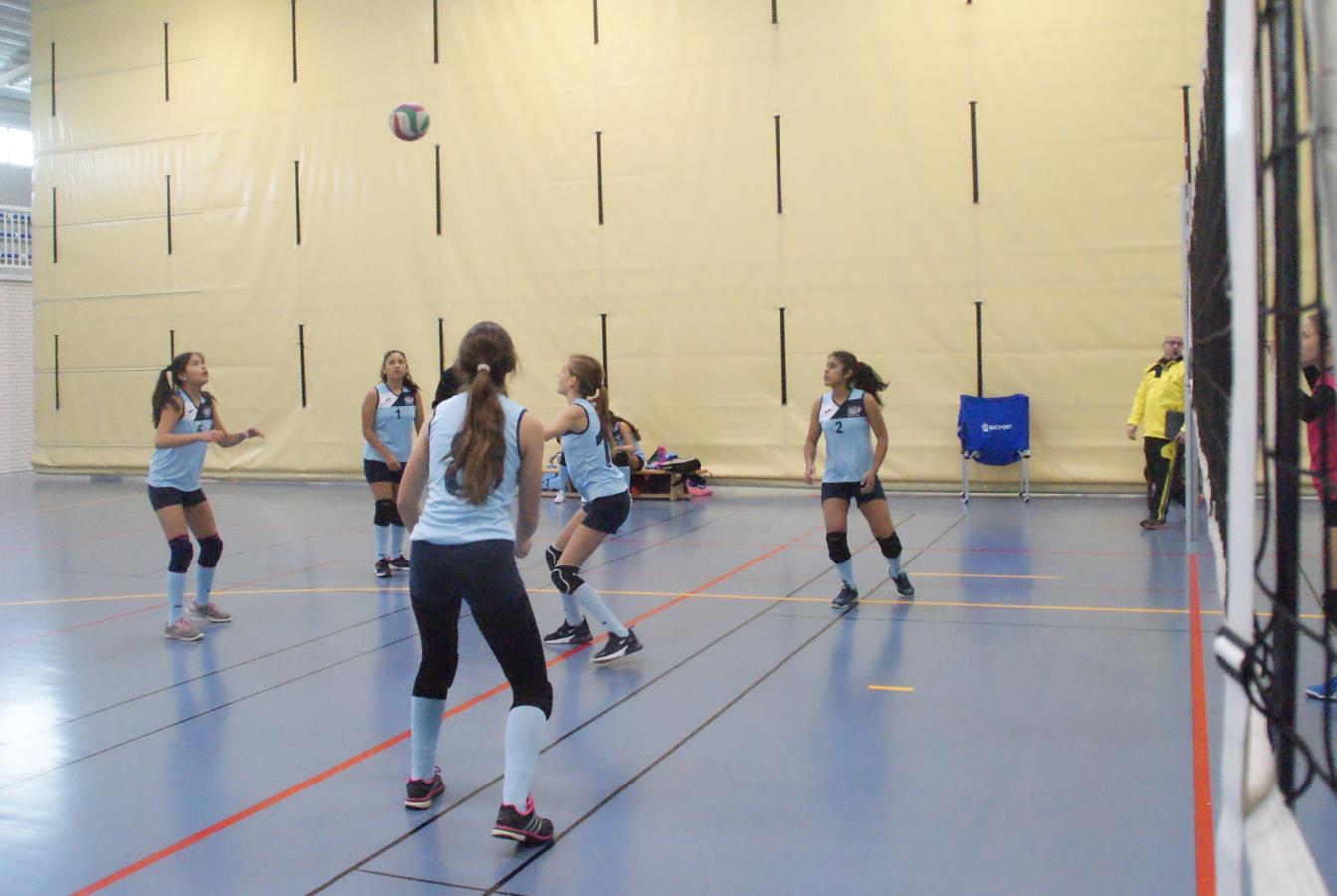 Las mejores imágenes del partido de voleibol entre Saint Louis des Français “A” y Santo Domingo Savio