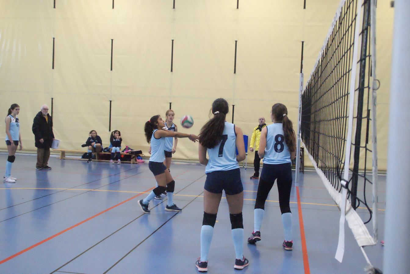 Las mejores imágenes del partido de voleibol entre Saint Louis des Français “A” y Santo Domingo Savio