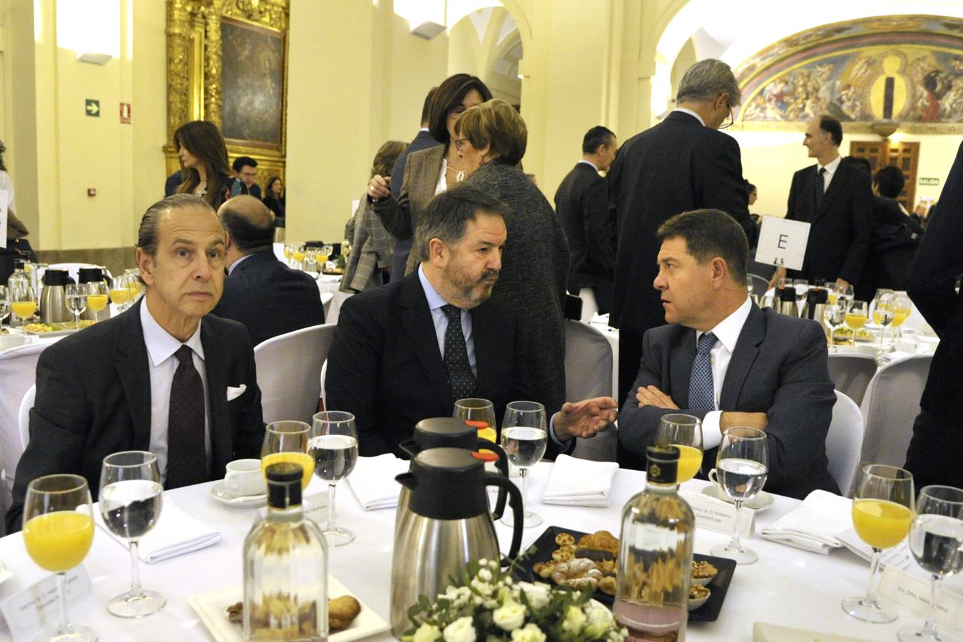 Juan José Pérez Tabernero, del Banco del Santander, con el director de ABC, Bieito Rubido, conversa con el presidente de la Junta, Emiliano García-Page. 