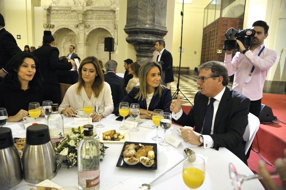 El rector, Miguel Ángel Collado conversa con la alcaldesa de Toledo, Milagros Tolón. 