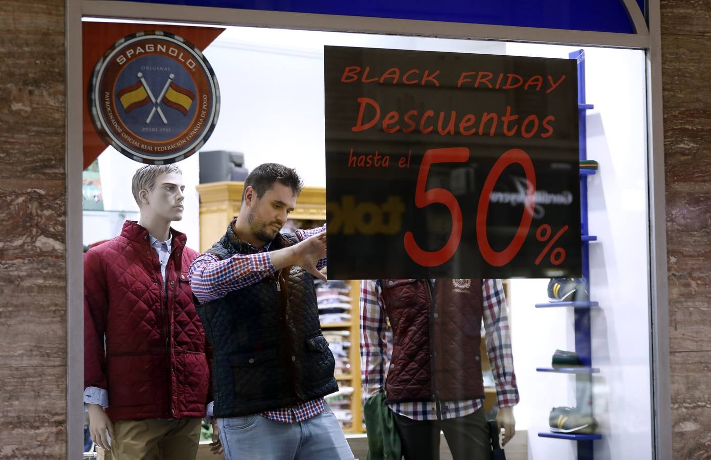 En imágenes, los preparativos en Córdoba para el «Black Friday»