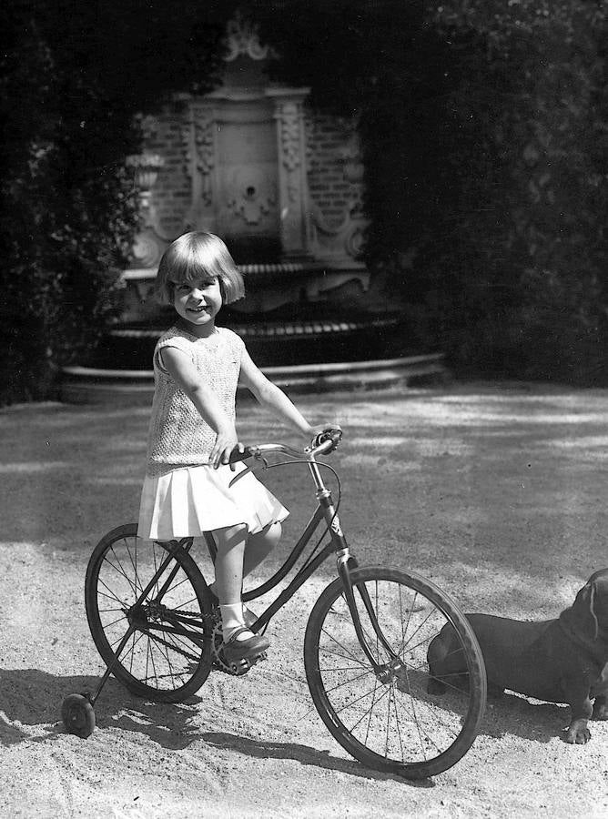 Cayetana, montando en bicicleta en los jardines de Liria. 