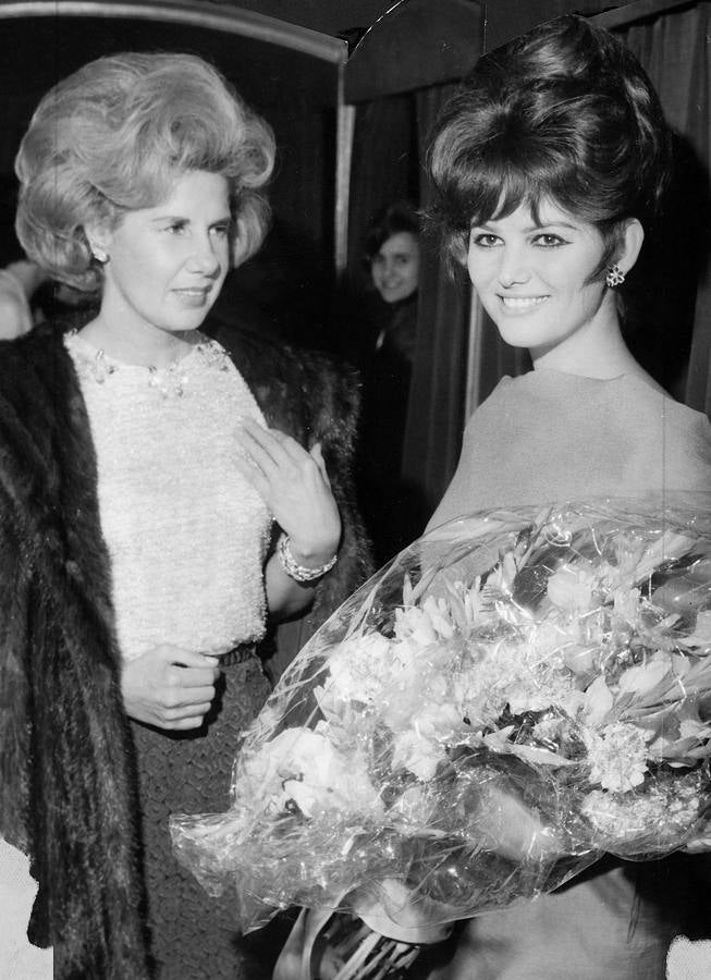 La duquesa de Alba con la actriz italiana Claudia Cardinale. 