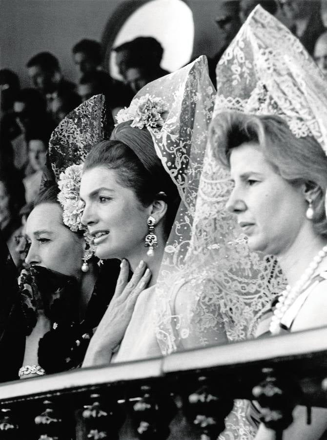 Con Jackie Kennedy, en los toros, vestidas de mantilla. 