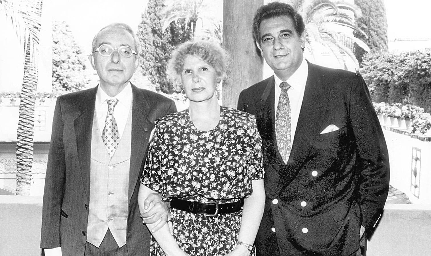 Con su marido Jesús Aguirre y Plácido Domingo. 