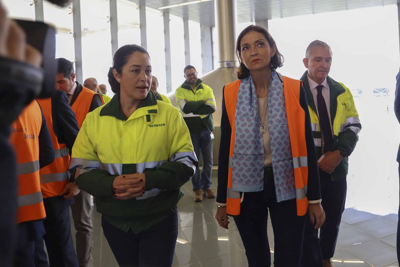 La visita de la ministra Maroto a la fábrica de Heineken, en imágenes