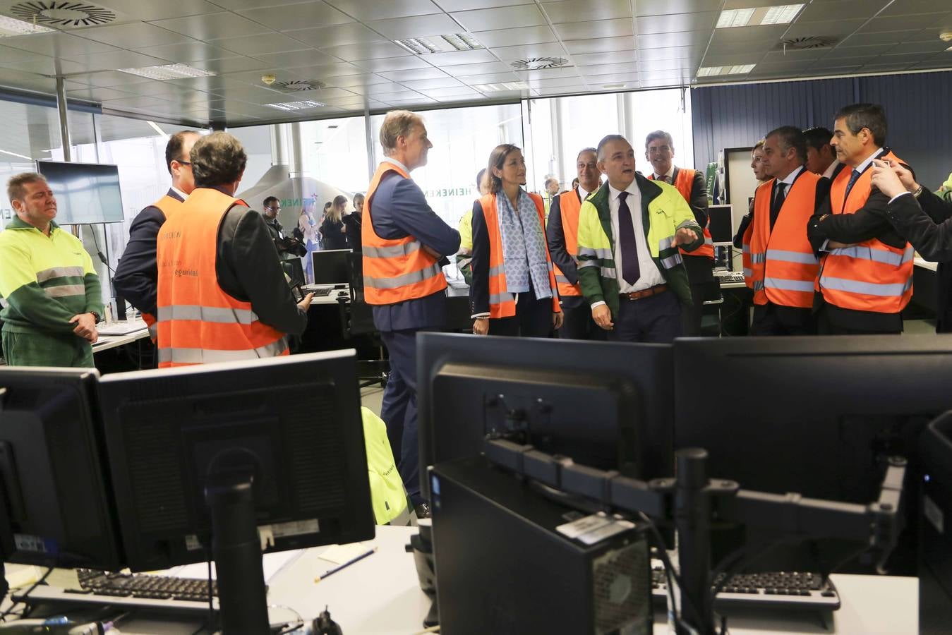 La visita de la ministra Maroto a la fábrica de Heineken, en imágenes