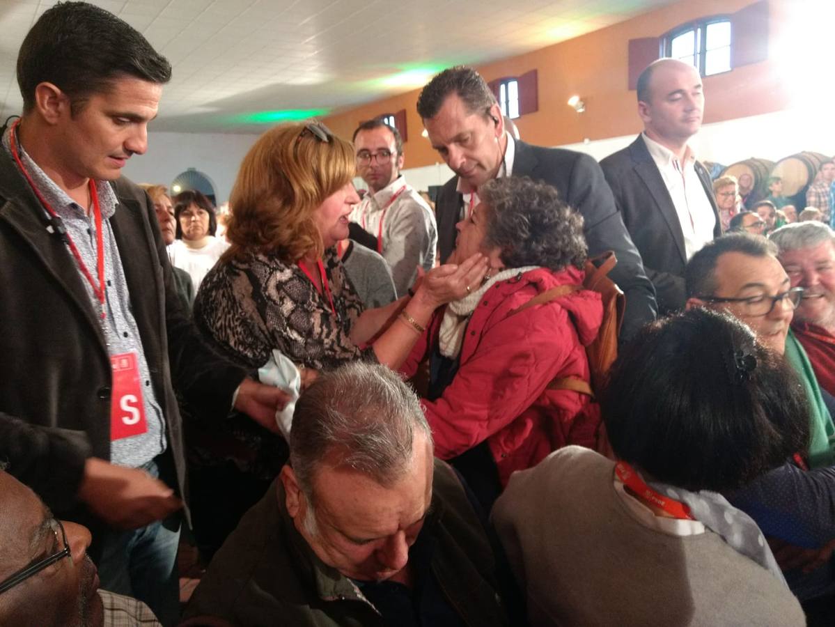 Desalojo de la mujer que protestó en el mitin del PSOE en Chiclana