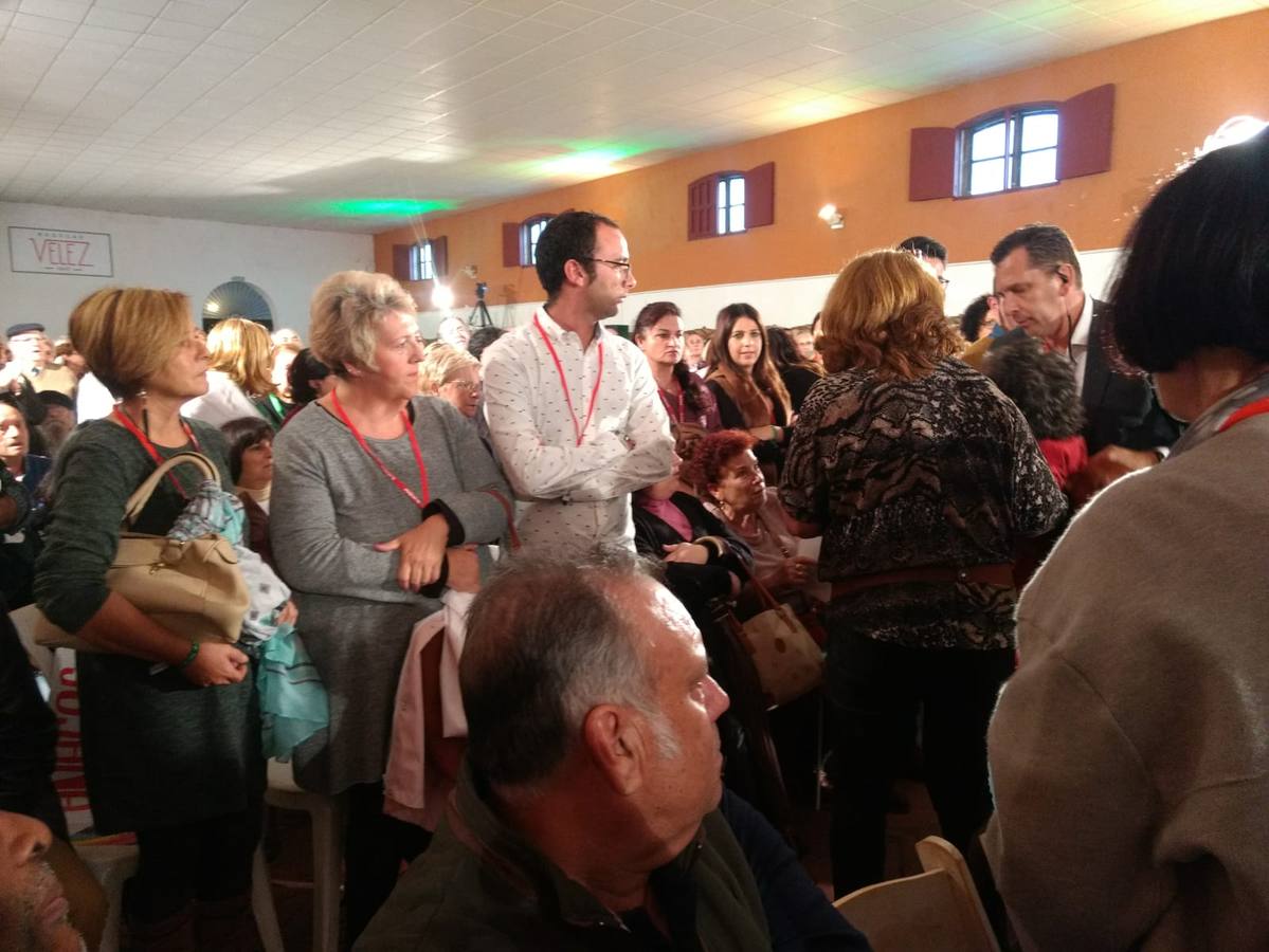 Desalojo de la mujer que protestó en el mitin del PSOE en Chiclana