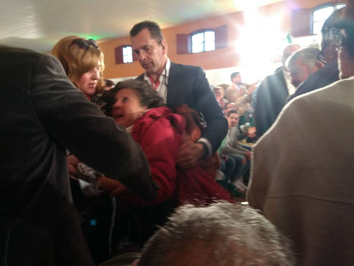 Desalojo de la mujer que protestó en el mitin del PSOE en Chiclana