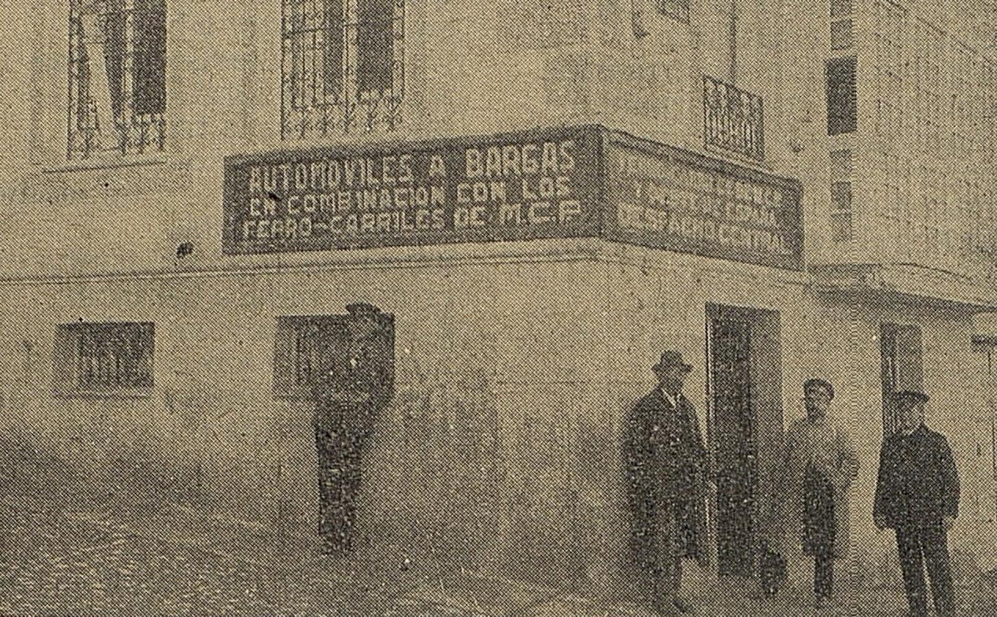 La salida de autobuses Alegre a la estación de Bargas en Núñez de Arce, esquina a Carretas. El Castellano, 1925. Archivo Municipal de Toledo. 