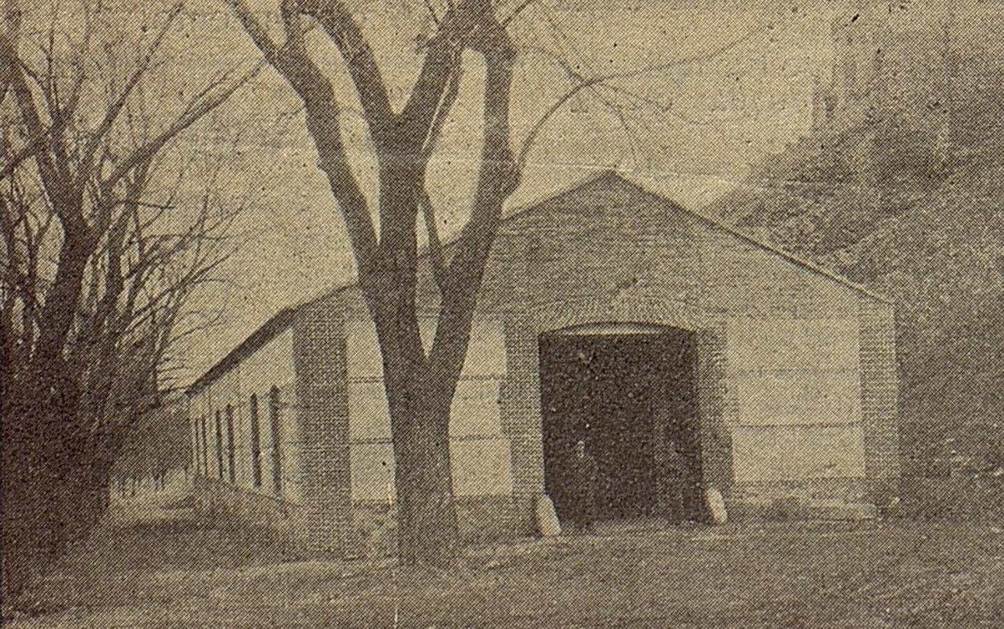 Garaje de la empresa Alegre (ya desaparecido) en el paseo de Recaredo junto a la fuente Salobre. El Castellano, 1925. Archivo Municipal de Toled. 