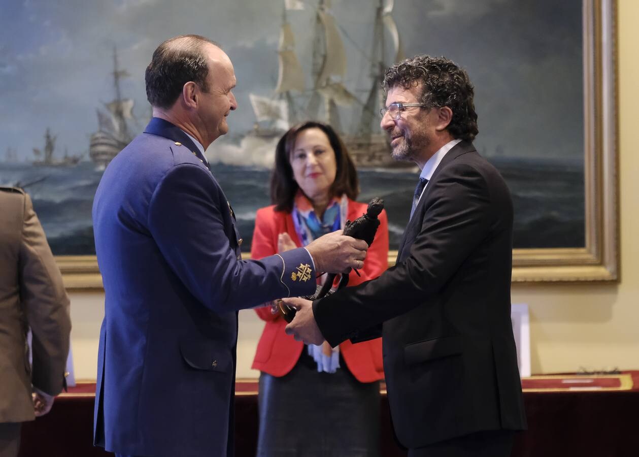 Antonio Vázquez recibe el premio fotográfico de Defensa