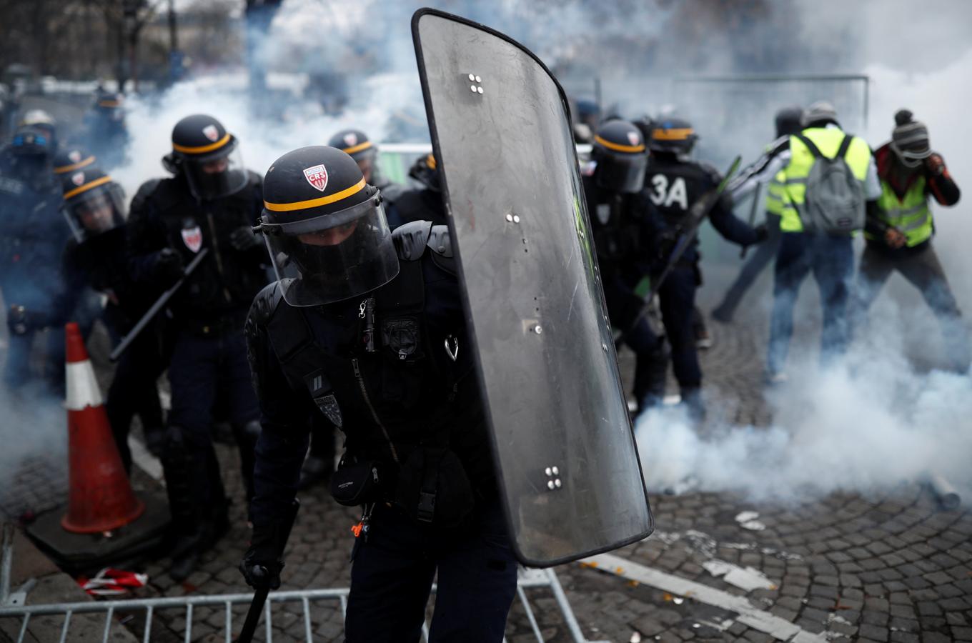 Los equipos de policía conteniendo los altercados. 