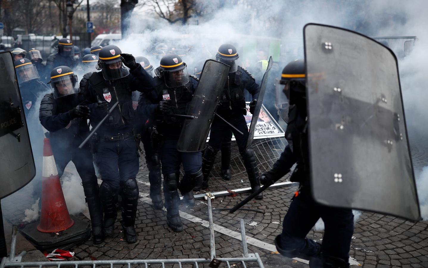 Los antidisturbios han desplegado gases lacrimógenos. 