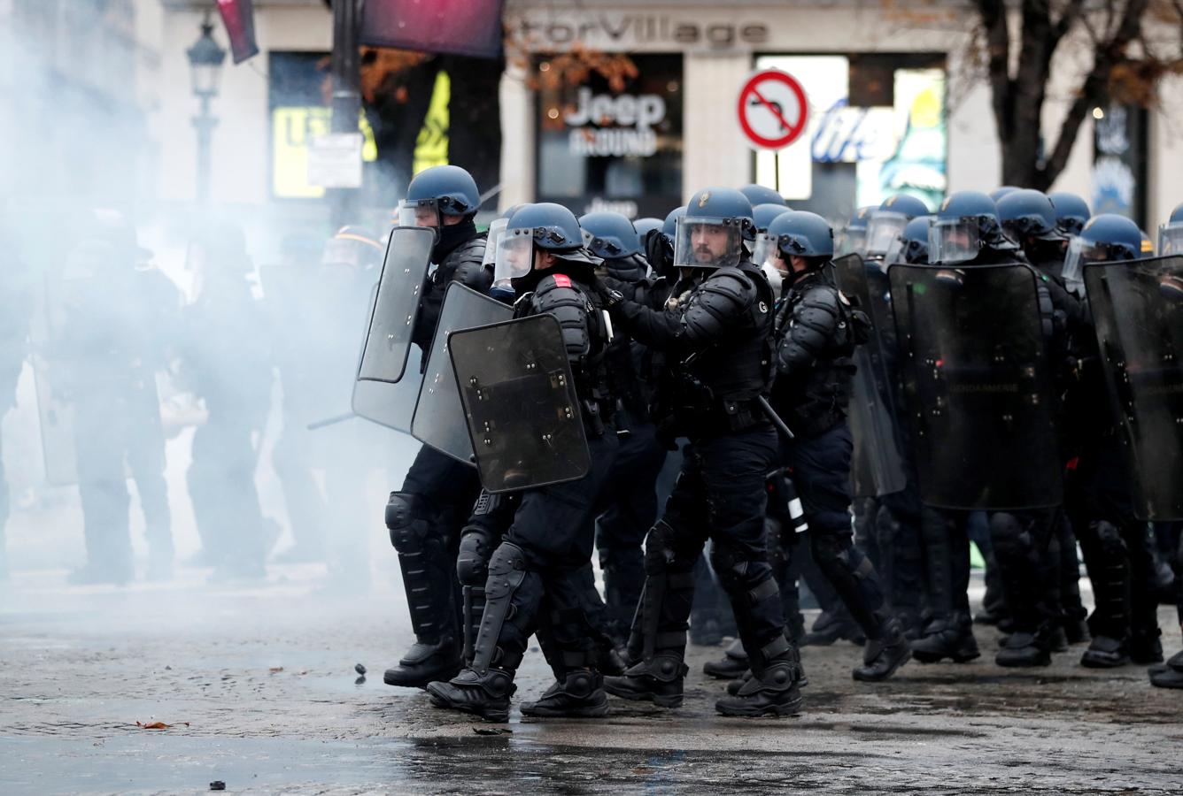 Los equipos de policía conteniendo los altercados. 