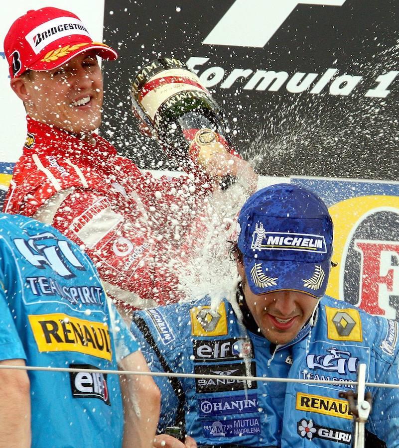 Al acecho de Michael Schumacher. En esos años, Michael Schumacher dominaba los corcuitos, logrando ser hasta 7 veces campeón del mundo. Alonso era una de las alternativas para destronar al «kaiser»