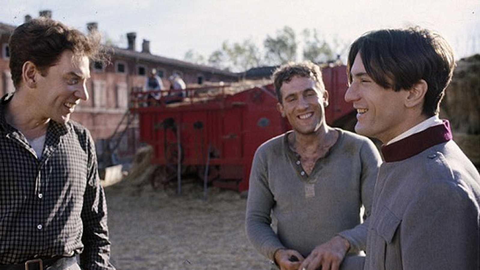 «Novecento». Robert De Niro y Gérard Depardieu protagonizaron el importante y largo reparto con el que Bertolucci contó para un filme dramático
