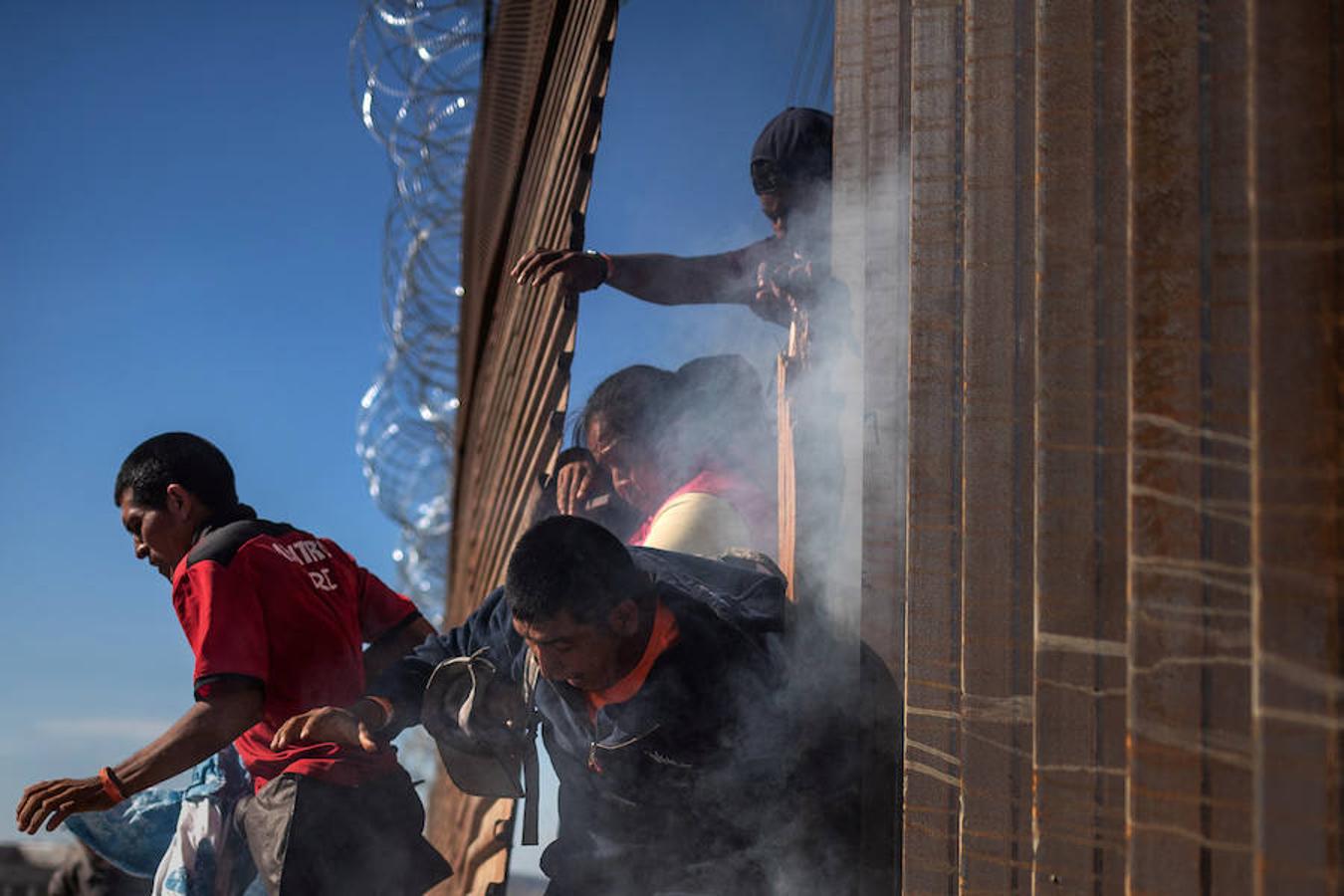 Cientos de inmigrantes tratan de cruzar por la fuerza la frontera entre México y EE.UU. en Tijuana. Los miembros de la caravana rompen el cerco policial y corren para intentar pasar a Estados Unidos