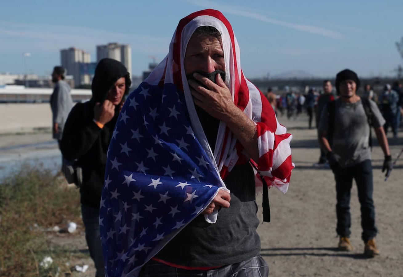 Cientos de inmigrantes tratan de cruzar por la fuerza la frontera entre México y EE.UU. en Tijuana. Los miembros de la caravana rompen el cerco policial y corren para intentar pasar a Estados Unidos