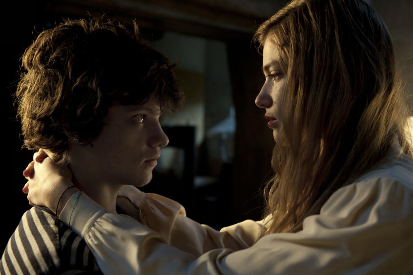 «Io e te». El último filme del director (2012) cuenta el retiro (secreto) de un joven a su propio sótano, donde planea vivir en compañía de sus libros de terror y fantasía
