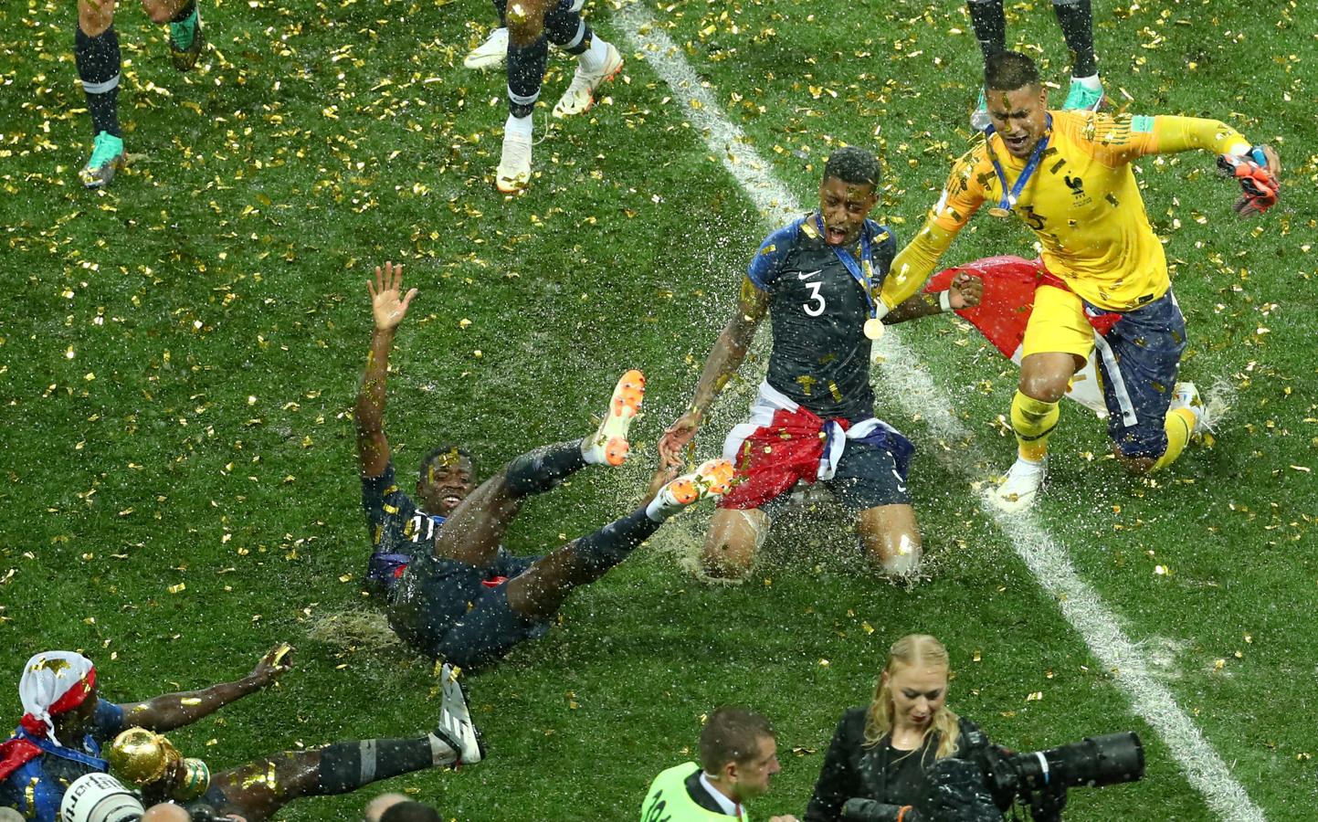 Ousmane Dembele, Presnel Kimpembe y Alphonse Areola, de Francia, celebran su victoria en final de la Copa del Mundo en el Estadio Luzhniki de Moscú (Rusia), el 15 de julio de 2018.. 