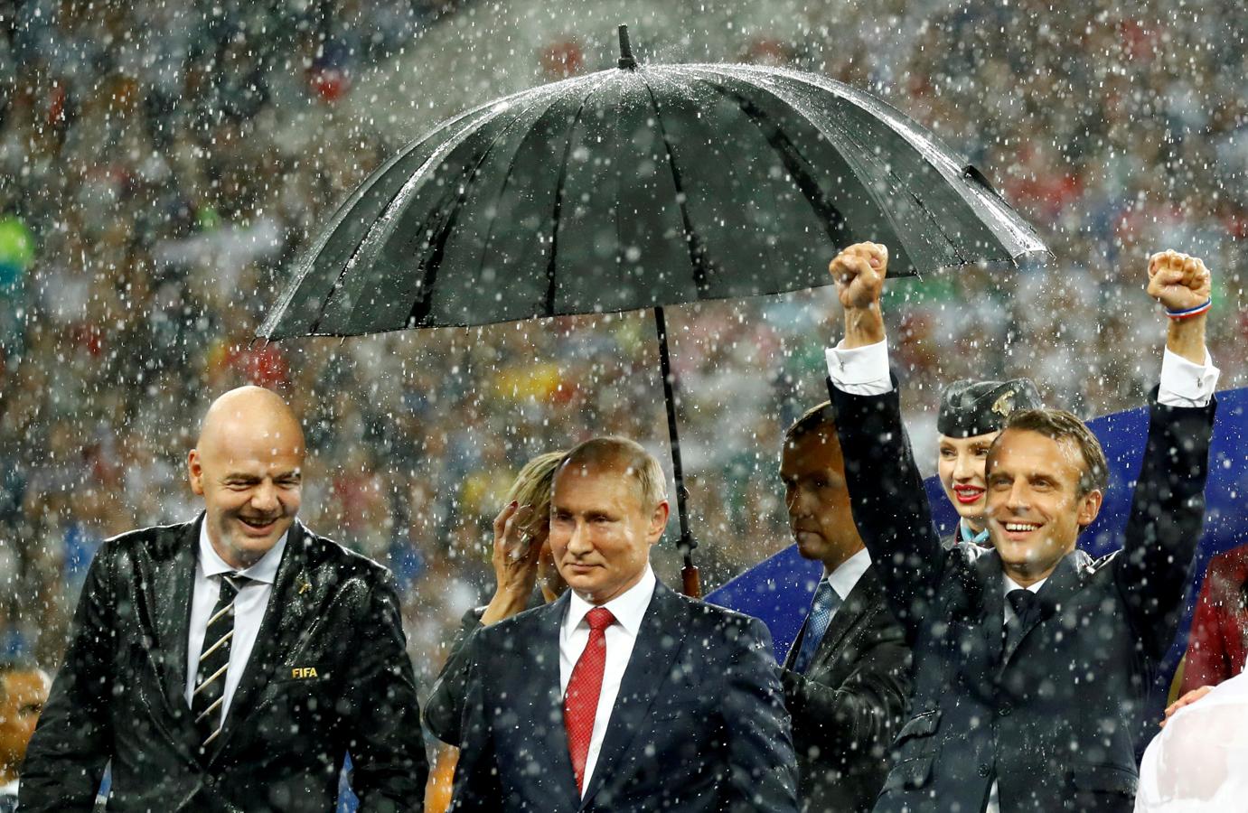 El presidente de la FIFA, Gianni Infantino; el presidente de Rusia, Vladimir Putin, y el presidente de Francia, Emmanuel Macron, desfilaron por el Estadio Luzhniki de Moscú, durante la presentación de la Copa del Mundo de Rusia, el 15 de julio de 2018.. 