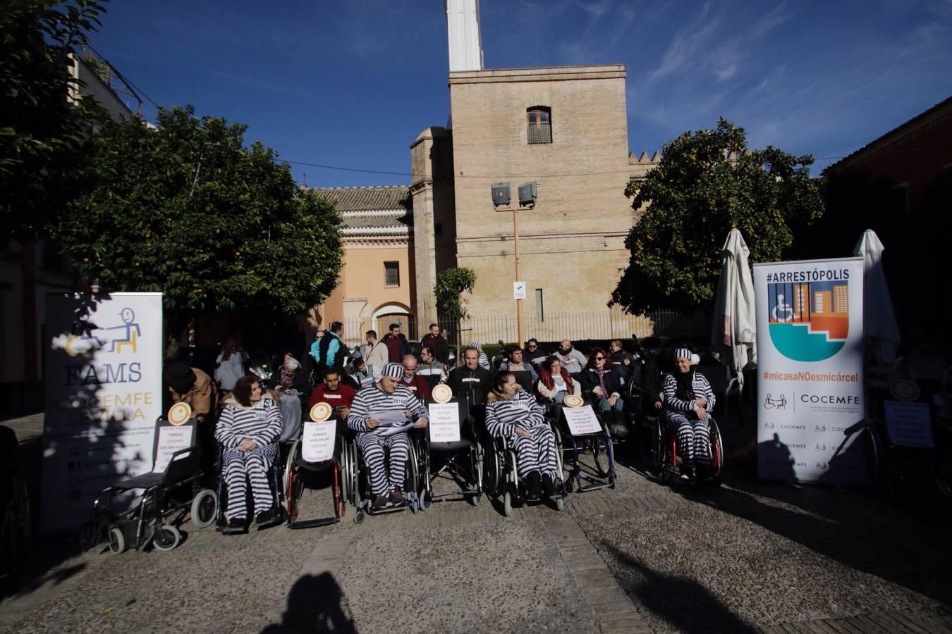 Los discapacitados denuncian las barreras con las que se encuentran en Sevilla