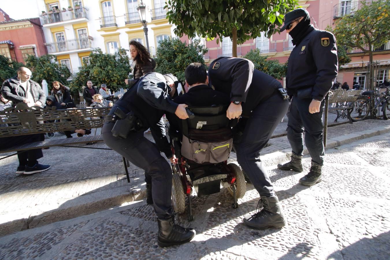 Los discapacitados denuncian las barreras con las que se encuentran en Sevilla