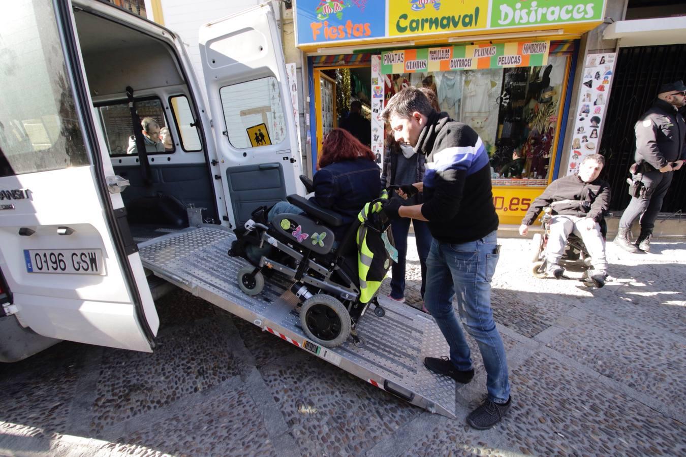 Los discapacitados denuncian las barreras con las que se encuentran en Sevilla