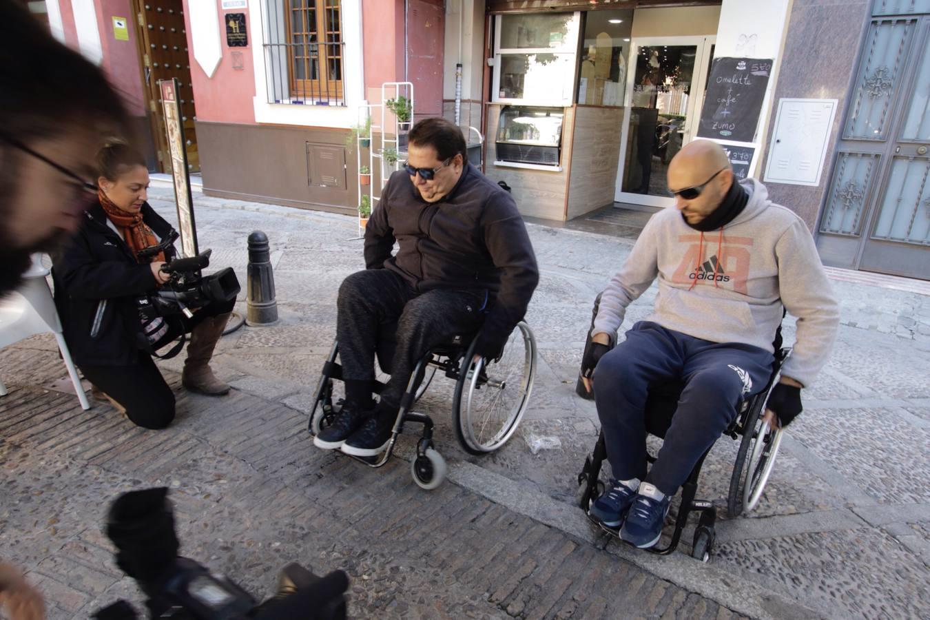 Los discapacitados denuncian las barreras con las que se encuentran en Sevilla