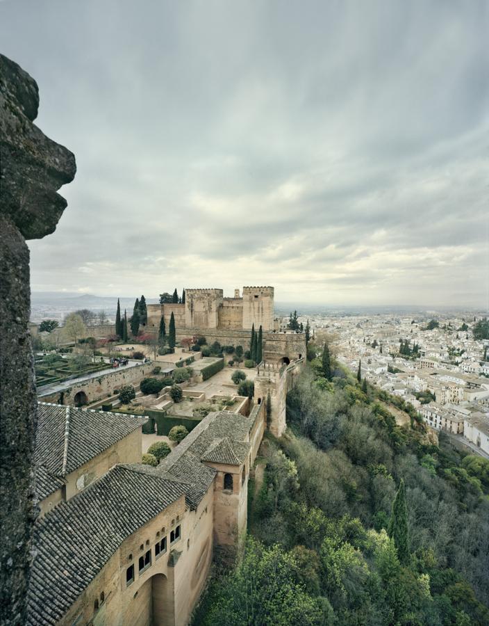 La Alhambra de Fernando Manso. La fotografía de Fernando Manso, con su refinada sensibilidad y son su rigurosa metodología de trabajo, lleva siempre un sello personal, un estilo impecable, íntimo y bello.