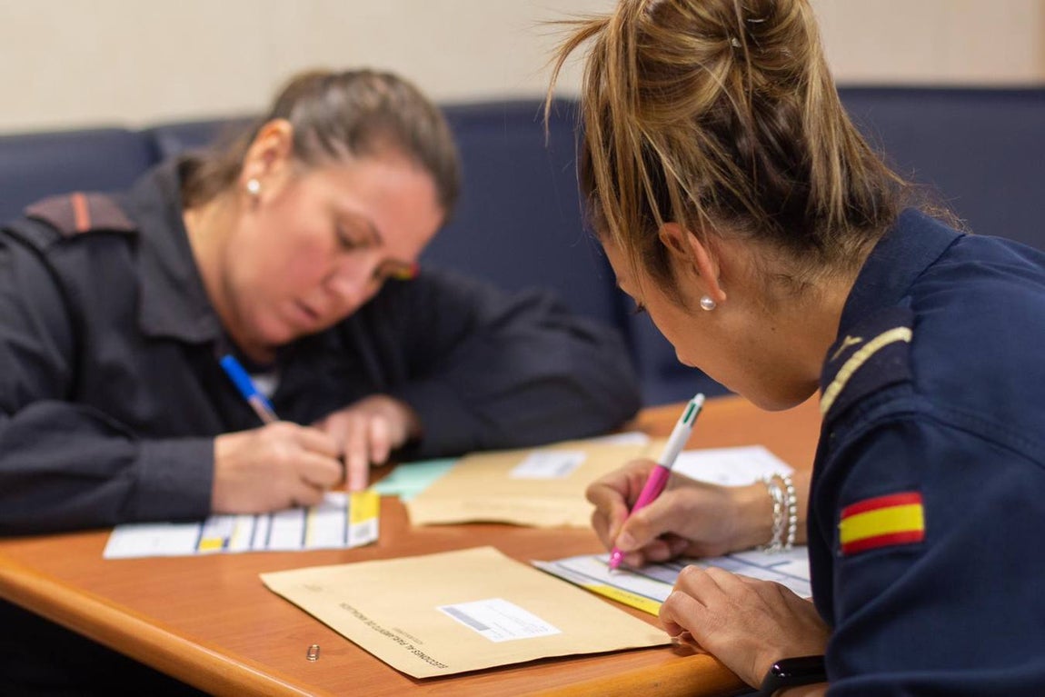 Los militares, los primeros en votar