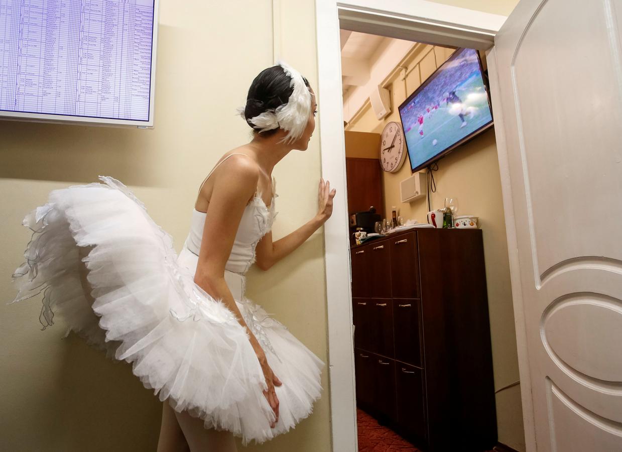 Una bailarina ve la transmisión del partido de cuartos de final de la Copa del Mundo entre Rusia y Croacia, en el teatro Mikhailovsky, en San Petersburgo, Rusia, el 7 de julio de 2018.. 