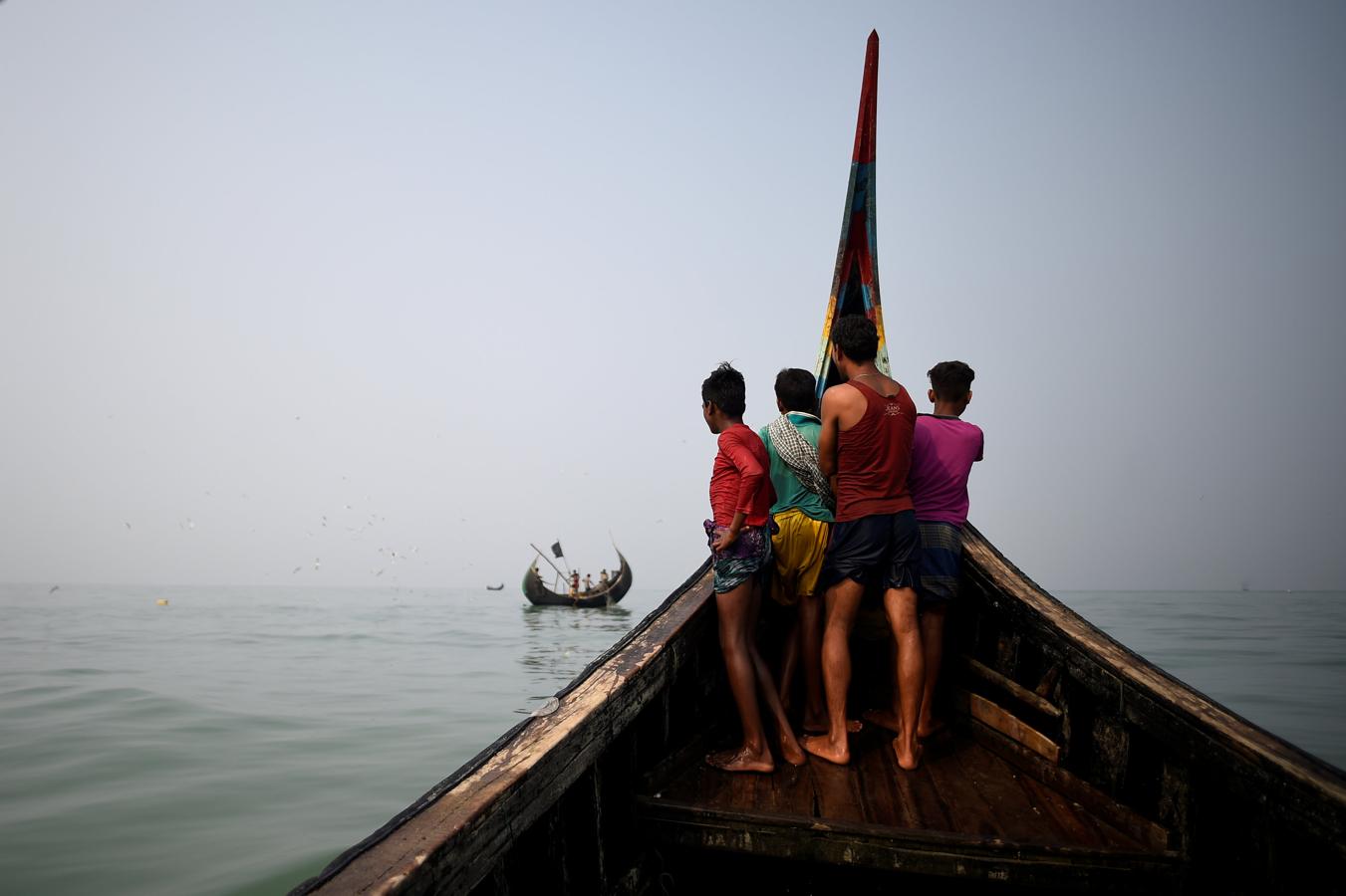 Los refugiados rohingya tripulan un barco de pesca en la Bahía de Bengala cerca del Bazar de Cox, Bangladesh, el 24 de marzo de 2018.. 