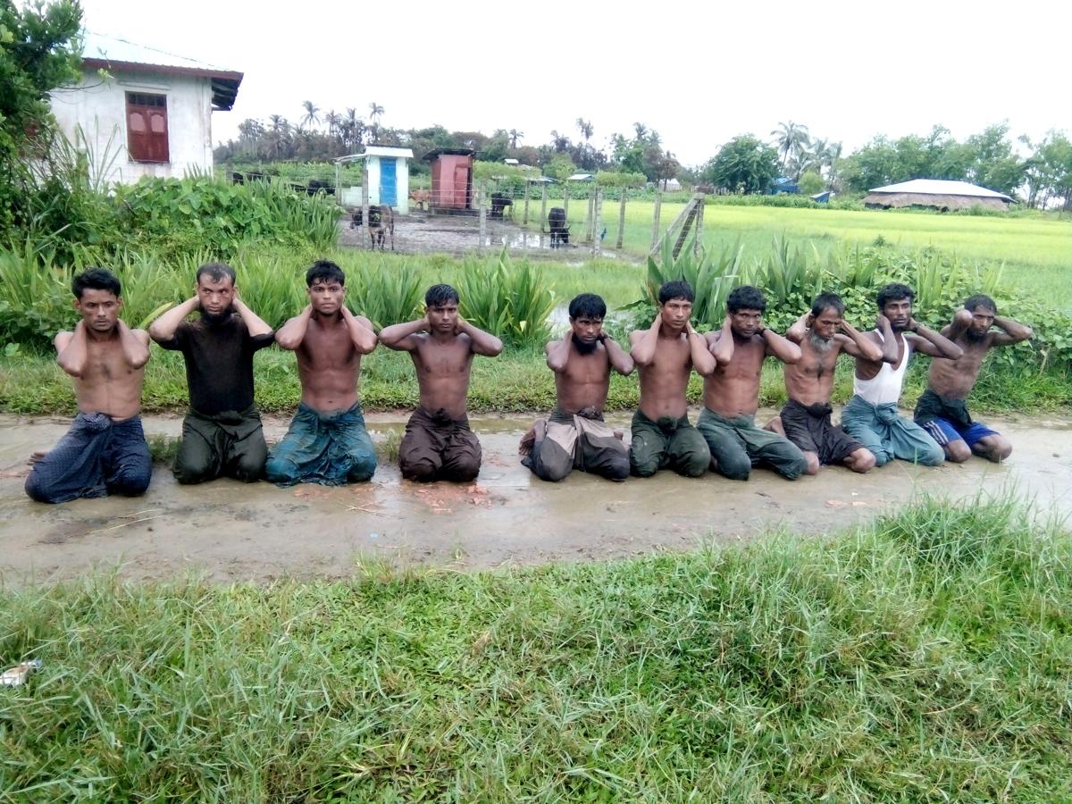 Diez hombres musulmanes rohingyas con sus manos limitadas se arrodillan en Inn Inn Village, Myanmar, el 1 de septiembre de 2017.. 