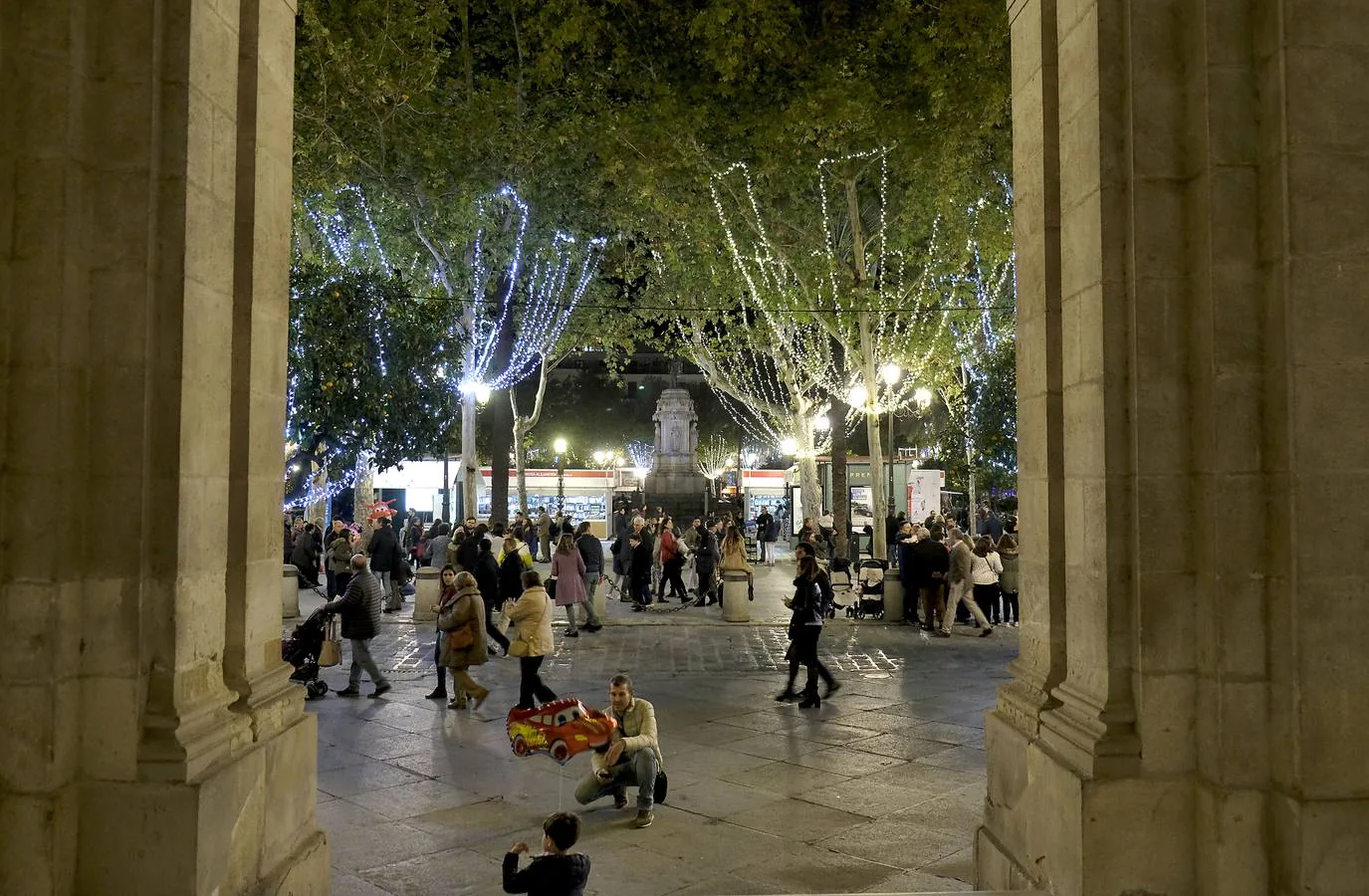 En imágenes, las luces de Navidad ya alumbran Sevilla