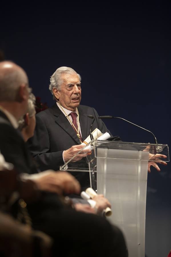 Mario Vargas Llosa en la entrega de los Premios Averroes, en imágenes