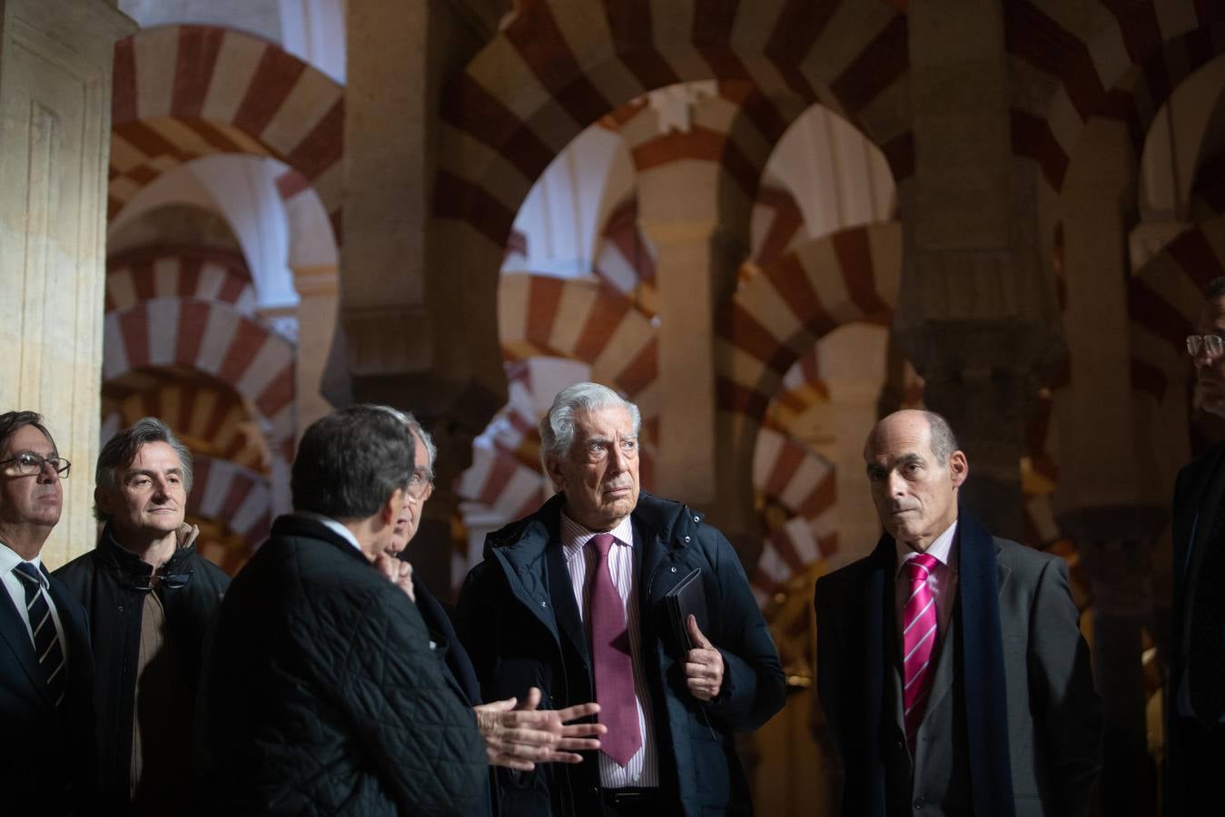 La visita de Vargas Llosa a la Mezquita-Catedral de Córdoba, en imágenes