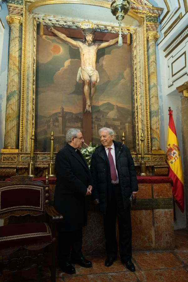 La visita de Vargas Llosa a la Mezquita-Catedral de Córdoba, en imágenes