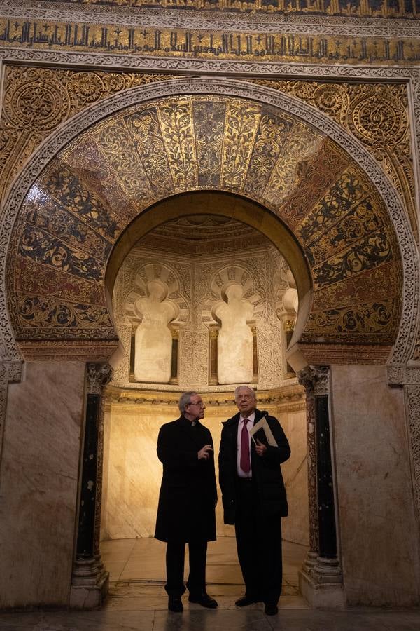 La visita de Vargas Llosa a la Mezquita-Catedral de Córdoba, en imágenes