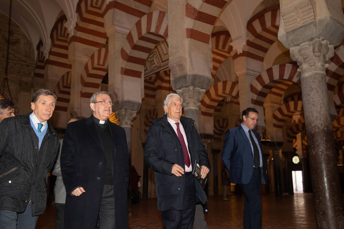 La visita de Vargas Llosa a la Mezquita-Catedral de Córdoba, en imágenes