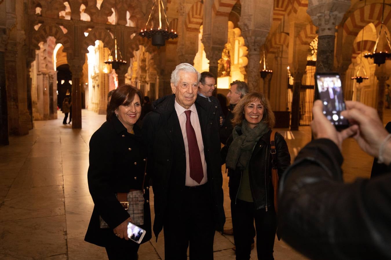 La visita de Vargas Llosa a la Mezquita-Catedral de Córdoba, en imágenes