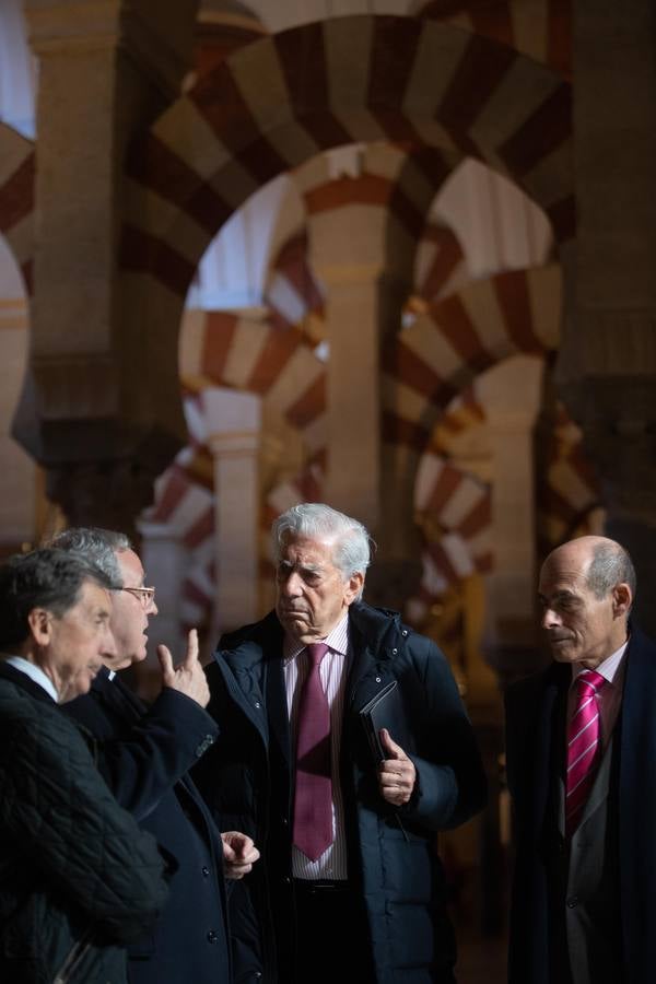 La visita de Vargas Llosa a la Mezquita-Catedral de Córdoba, en imágenes