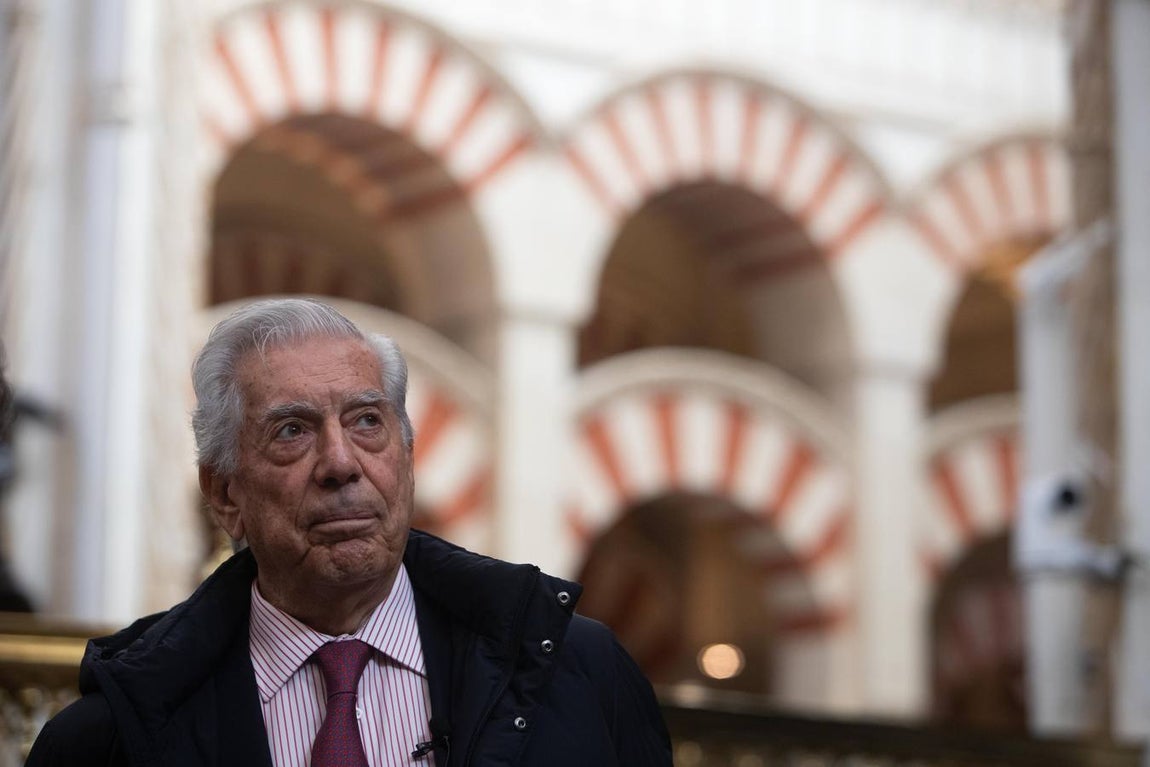 La visita de Vargas Llosa a la Mezquita-Catedral de Córdoba, en imágenes