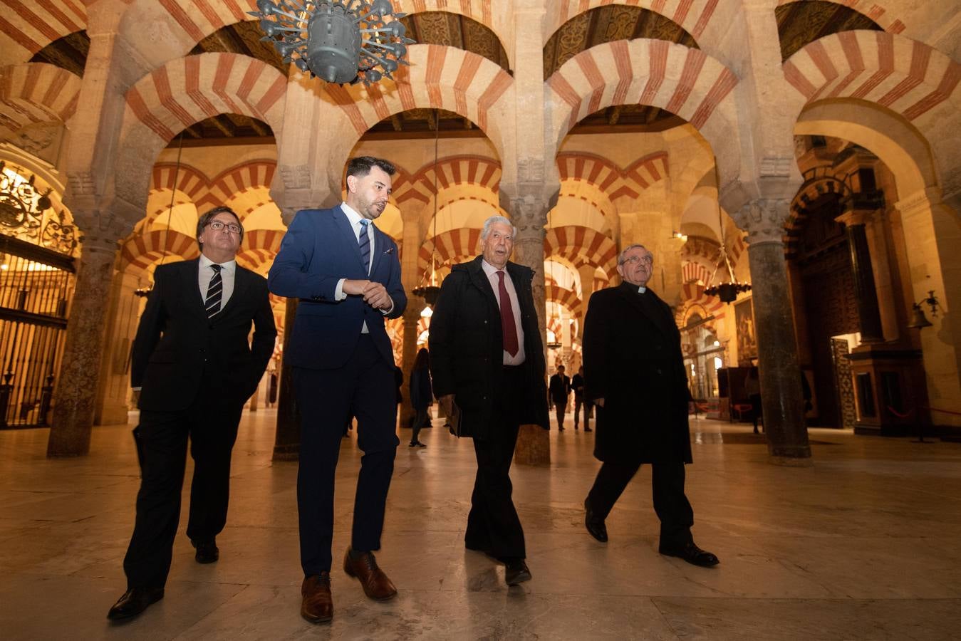 La visita de Vargas Llosa a la Mezquita-Catedral de Córdoba, en imágenes