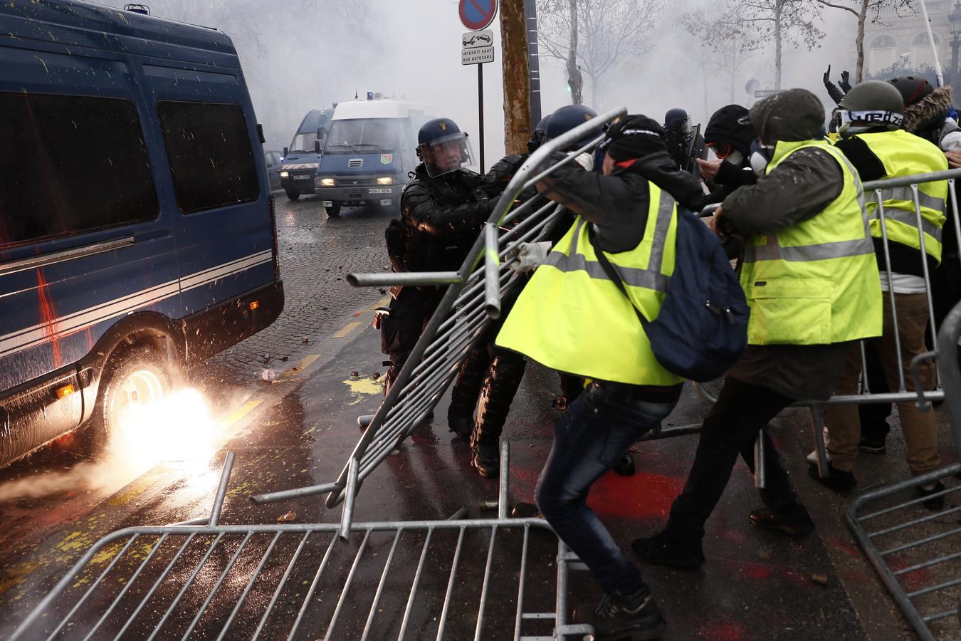 Duros enfrentamientos en la tercera jornada de protestas en Francia por la subida del precio de los combustibles y la caída del poder adquisitivo.. 