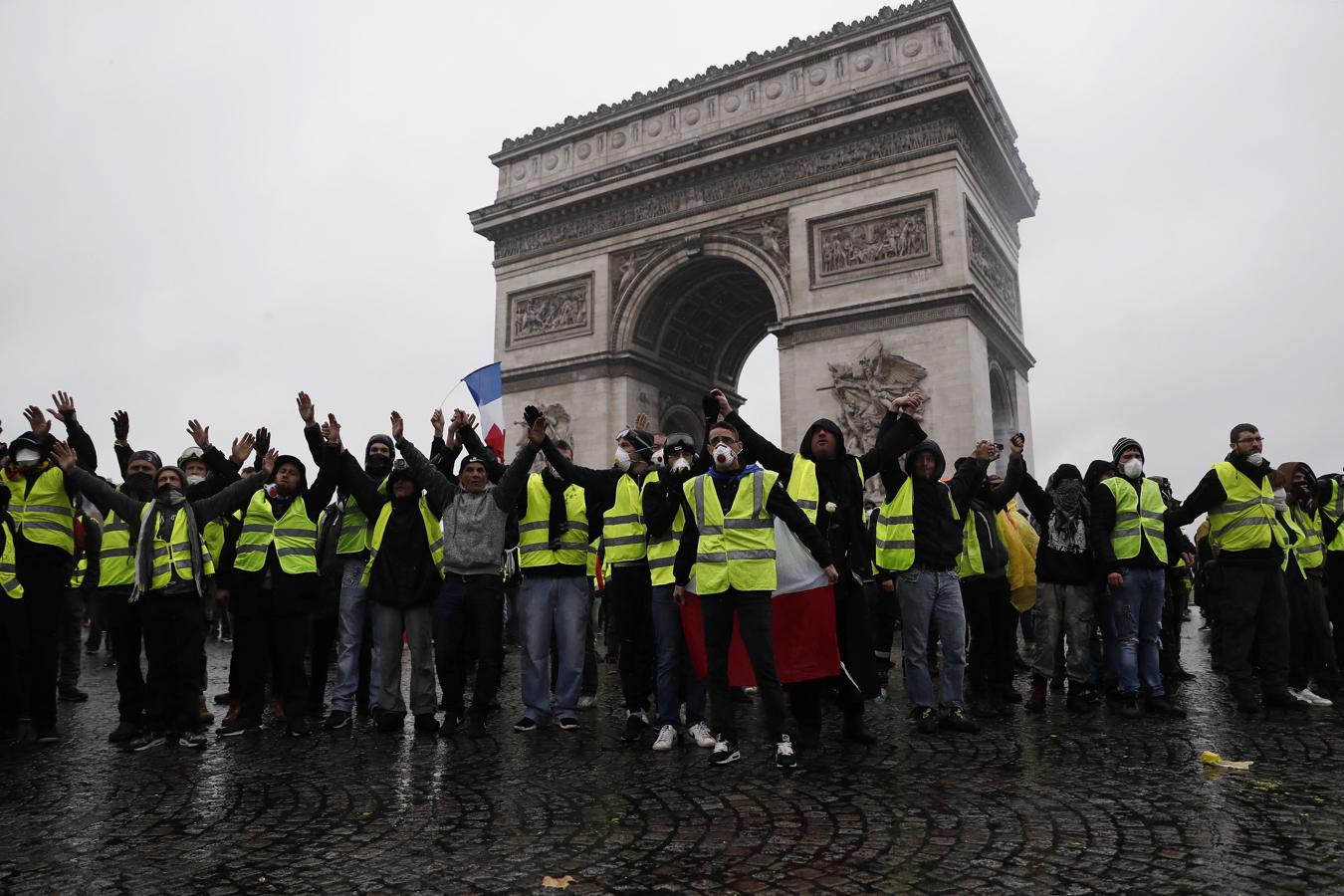 «Chalecos amarillos» frente al Arco del Triunfo,. 