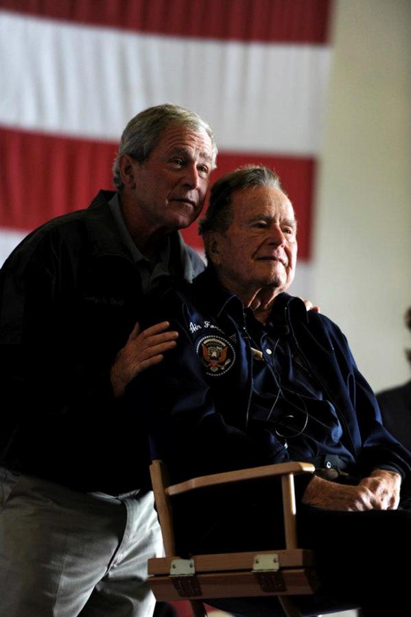 Con su hijo George Bush. 