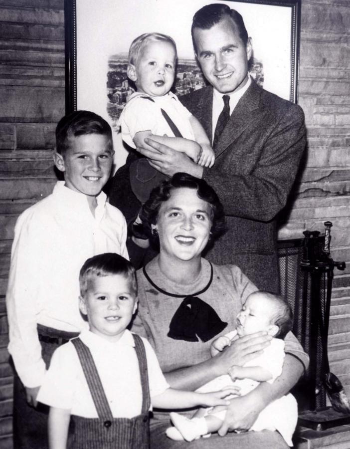 H.W. Bush, con su esposa e hijos. 